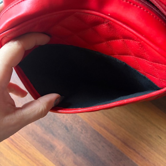 Medallion quilted Leather‎ Crossbody Bag Gold Chain Strap Emblem Accent - Picture 5 of 7